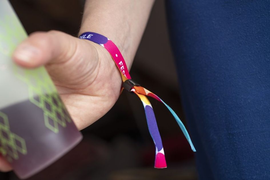 Cómo hacer pulseras de tela personalizadas - RollBrand