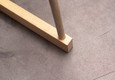 Le mat se fixe dans le socle en bois posé au sol